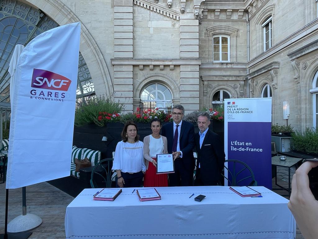 Marlene_Dolveck's tweet photo. J’étais présente ce matin en Gare de l'Est pour la signature de la convention de financement avec l’Etat en présence d'@IDFmobilites et de la ville de @Paris, qui nous permettra de proposer 2500 emplacements de #vélo sécurisés de ➕ dans nos gares parisiennes avant #JO2024. https://t.co/iiZO2HGL9V