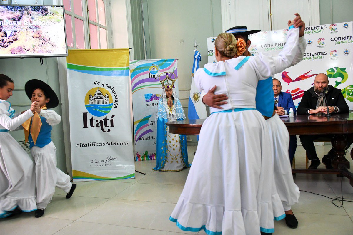 En Casa de Gobierno, presentamos el cronograma de las Fiestas Patronales de #Itatí, que será del 14 al 16 de julio, en la Costanera del IV Centenario con entrada libre y gratuita. Actuarán artistas de renombre como el <a href="/bochasheridan/">Santiago Sheridan</a>, <a href="/grupotupa/">Grupo Tupá</a> y Los Hijos de los Barrios. 🎸🙏🏼