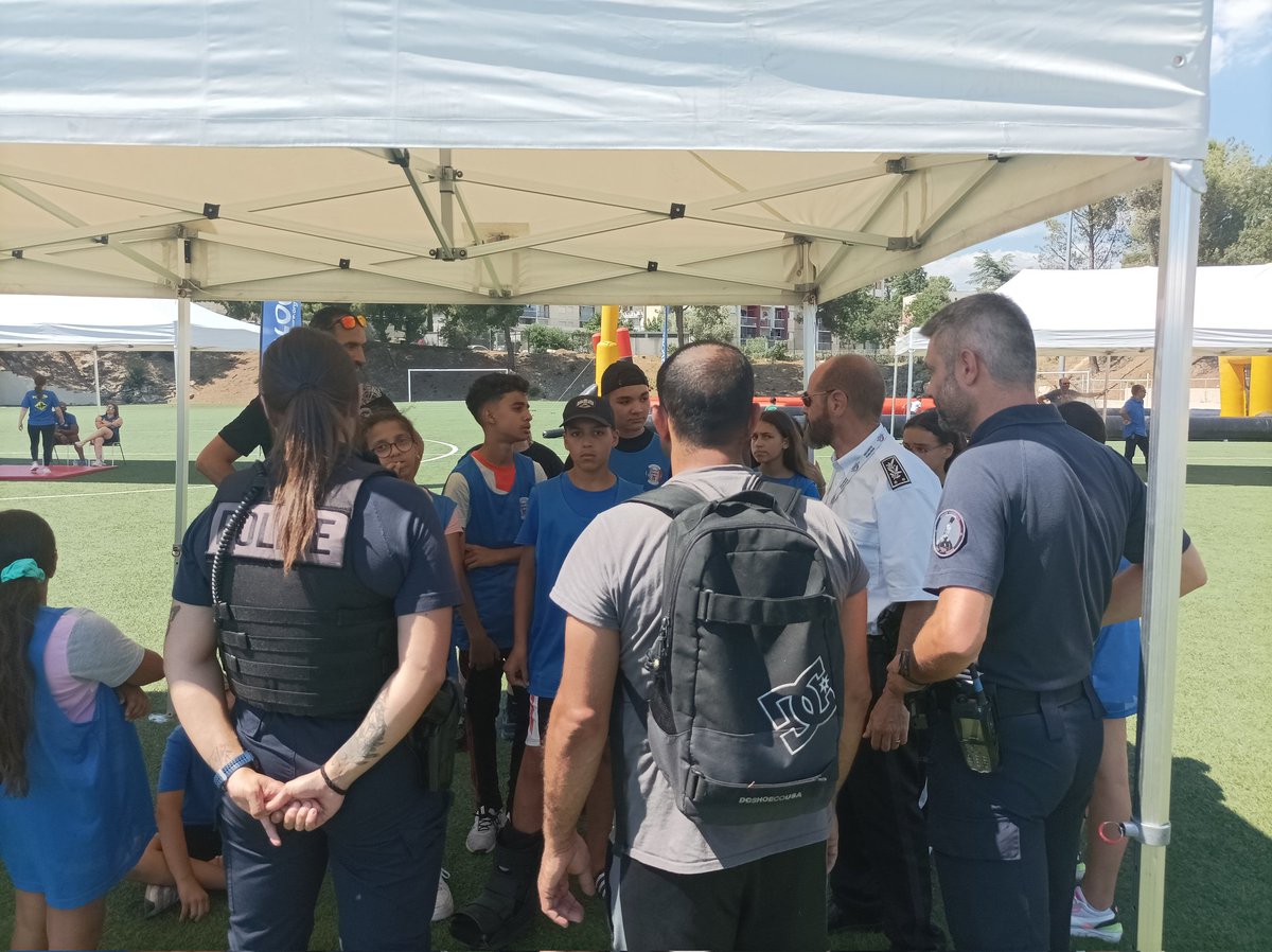 PoliceNat30's tweet photo. [#ProxRaid]
Présent ce jour au stade Auzon, #QRR Pissevin Valdegour à #Nimes.
Rapprochement police-population.
Nombreuses activités éducatives et sportives proposées. 
Présence de nos policiers et du #CPCJ. https://t.co/YIHZ3dABrt