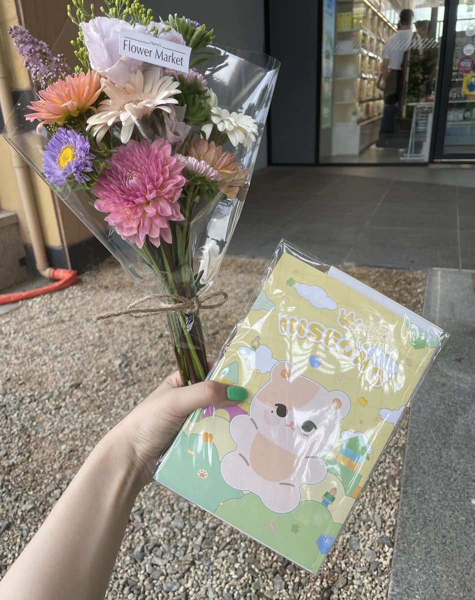 alwayskis712's tweet photo. 늦게 가서 선착을 받지는 못 했지만! 마침 친구한테 꽃 선물 해주고 싶었는데 가서 이쁜 꽃도 구매하고 귀여운 특전까지 다 받아서 너무 기분 좋은 하루였어요❤️❤️❤️
감사합니다🥰

#Love_Gradation_Inseong 
#눈부셔_멀리서도_빛이나잖아 https://t.co/hErFuO5h2T