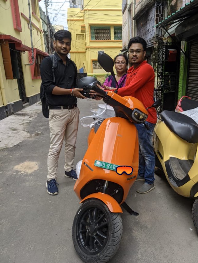 raaj_san's tweet photo. I am also a 200 kms challenge winner . Yesterday I got my Gerua as a reward from @bhash sir. 
Thank you so much @bhash @OlaElectric 🧡🧡🧡
I can’t explain my and my family’s happiness 😊🥳
#EndICEAge #200kmchallengewinner https://t.co/ssruIbtENj