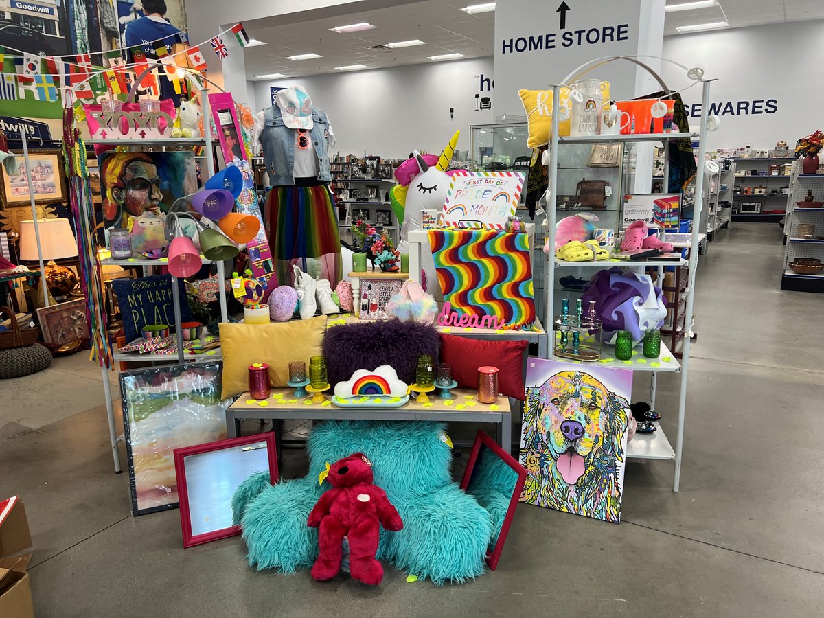 GoodwillCVandHR's tweet image. What can we say about some of the amazing displays from our Short Pump store except WOW! 😍

Some talented members of #TeamGoodwill crushing these set up!

Let us know what you love about this site by leaving us a Google review - g.page/r/Ca5u2d8h7LqY…