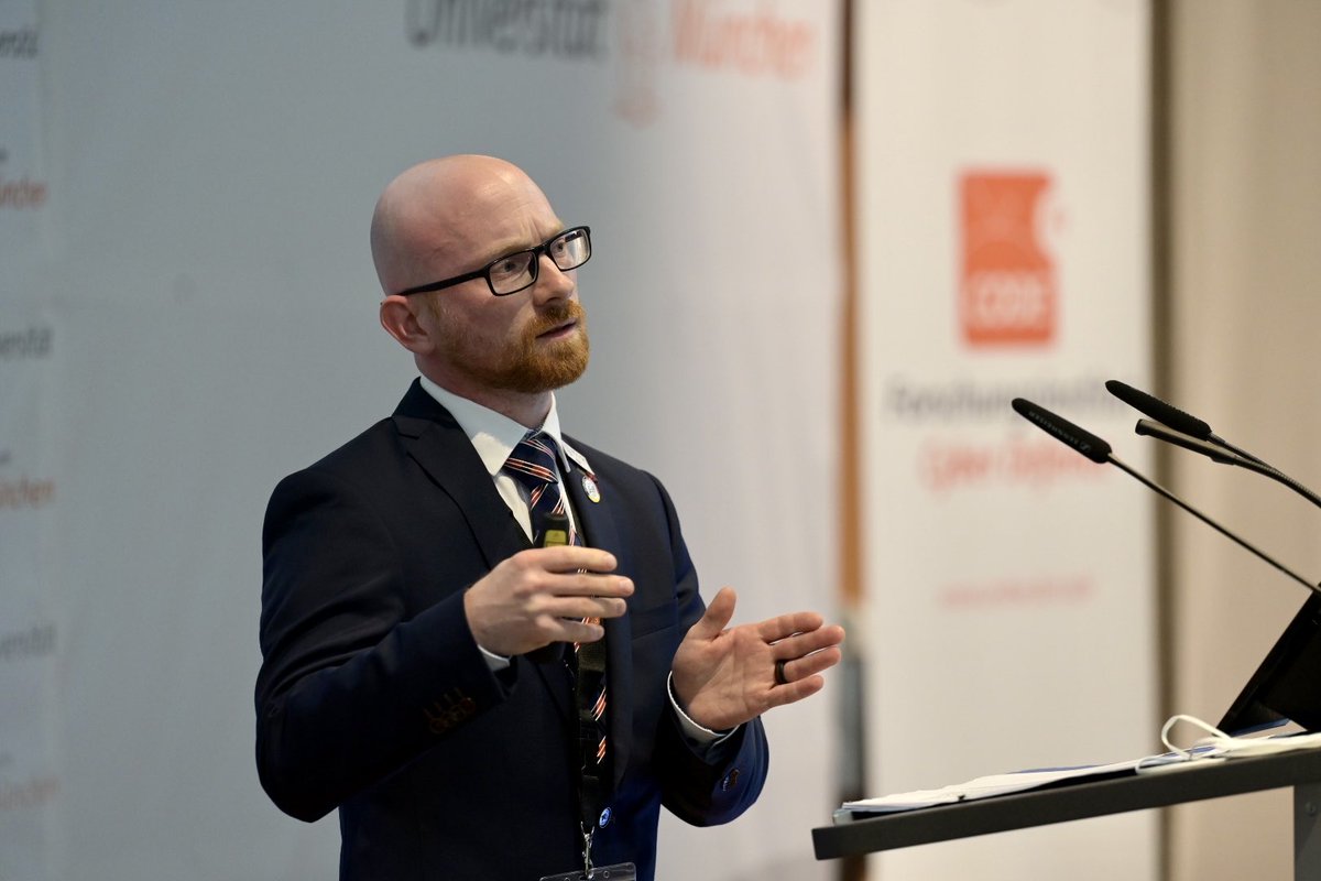 FI_CODE's tweet photo. Die #CODE2022 geht weiter mit einem #Vortrag von Sirko Höer, @BSI_Bund, der über die Stärkung von Cyber-Sicherheitsforschung durch das Nationale Koordinierungszentrum #NKCS &amp; das Europ. Kompetenzzentrum #ECCC spricht. #Cybersecurity #Europe https://t.co/5bxDNiadP4