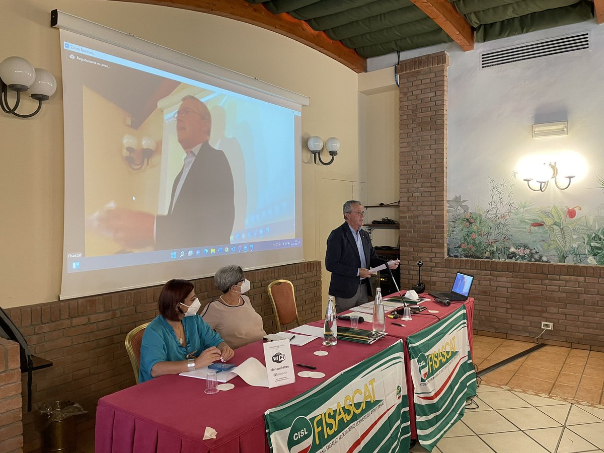 FisascatCisl75's tweet photo. Conclude i lavori del seminario il segretario generale @davide_guarini La #FisascatCisl si conferma una federazione attenta al tema del lavoro femminile, tassello strategico del sistema Paese da salvaguardare in sede di #Contrattazione https://t.co/gCNT2BdhCl