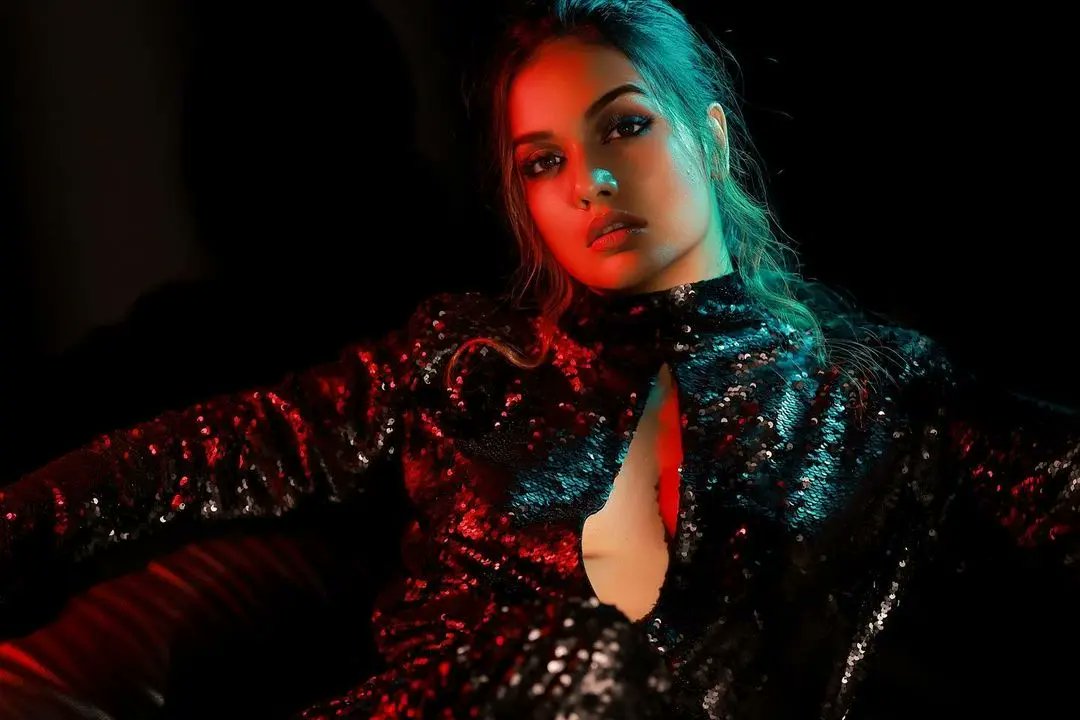 It's not what you wear, it's your eyes
. 
#DivyaAgarwal