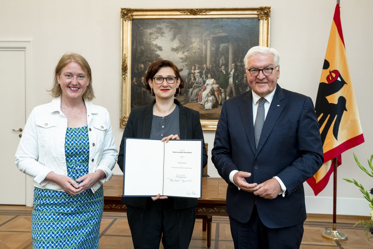 Jetzt kann die Arbeit losgehen: <a href="/FerdaAtaman/">Ferda Ceylan Ataman</a> wurde heute von Bundespräsident Frank-Walter Steinmeier zur Unabhängigen Bundesbeauftragten für Antidiskriminierung ernannt. Wir wünschen einen guten Start in der @ADS_Bund.