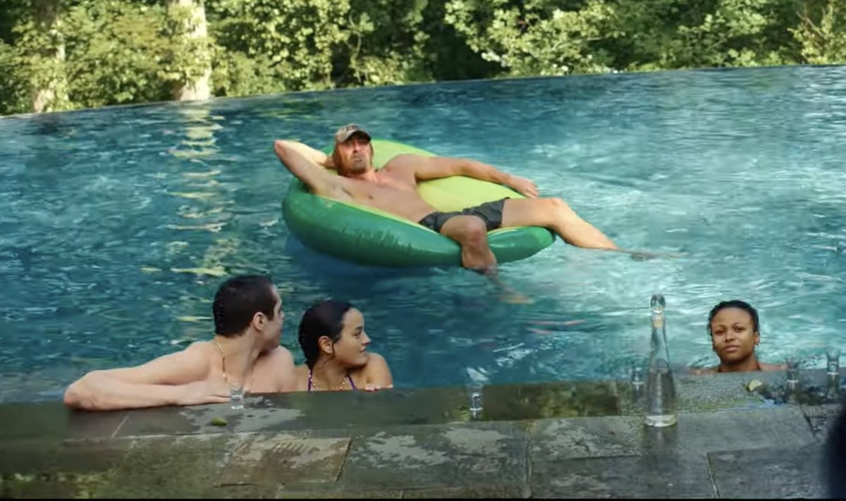 thelpfn's tweet photo. Lee Pace clearly having a blast as ’Greg’ in trailer no 2 for A24’s #BodiesBodiesBodies ⚔️ https://t.co/DZYJhQ5vmQ
