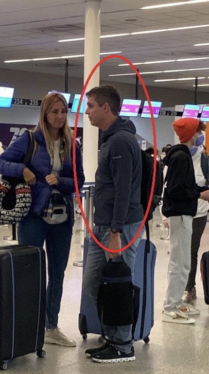 Mi cielo el funcionario Kirchnerista Enrique Cresto, vocero de Cristina y Batakis, te dice desde Casa Rosada que no viajes para no perder dólares y fomentar el turismo nacional. Donde se está yendo junto a su esposa? A Miami. Esta es la foto que quería evitar difundir.👇👊✈️✌🏿