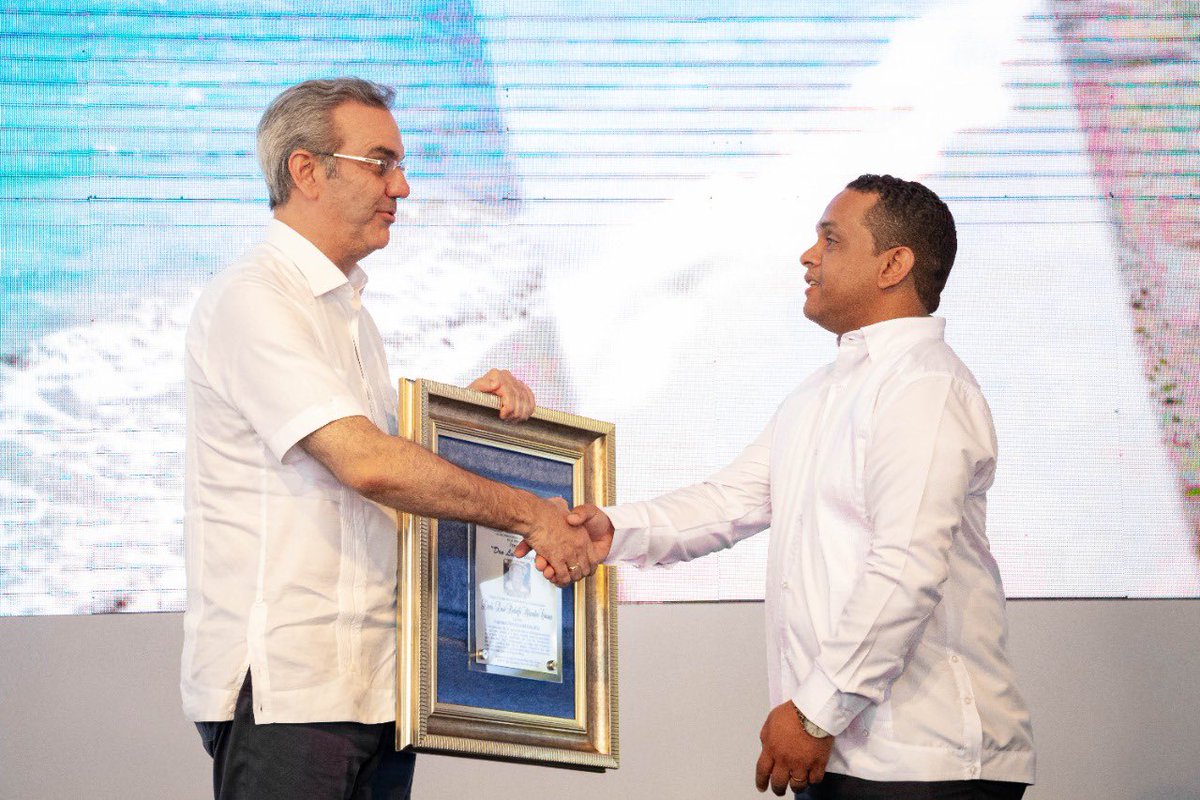 Feliz Cumpleaños Señor Presidente <a href="/luisabinader/">Luis Abinader</a> larga vida y salud para que continúe transformando nuestra nación, hoy le regalo mi mirada firme hacia delante por el futuro de mi Puerto Plata <a href="/JosePaliza/">Jose Paliza</a> <a href="/ClaudioMturbi/">Claudio Martínez Turbí.</a>