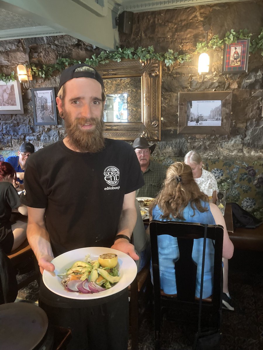 EndEdinburgh's tweet photo. It’s a terrific Tuesday so why not stroll down the Royal Mile for drinks and a bite to eat.
Our kitchen manager Matthew will cook up a treat for you - and you can also pick up a bargain at the bar with a pint of Peroni, a glass of Prosecco or a Paloma cocktail for just £3.50… https://t.co/kp1CxUAfqq
