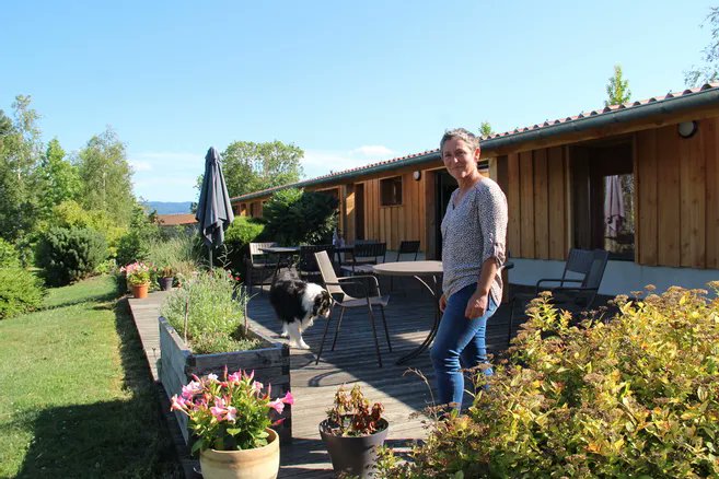 FannyGuine's tweet photo. « J’ai eu le déclic en rencontrant une résidente d’Ehpad, son histoire m’a touchée. » Rencontre à Domaize (#PuydeDôme), avec Florence, agricultrice, qui va transformer ses chambres d'hôtes en colocation pour seniors à la ferme.

➡ https://t.co/UqrSXFrOh8 https://t.co/YgD2IJ7IDm
