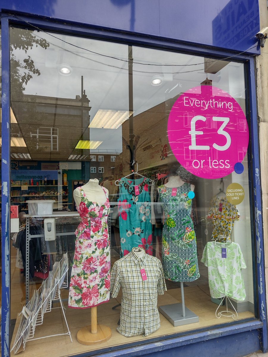 ElmParkShop's tweet photo. Today's window display.
#flowertheme #CRUK #WINDOWDISPLAY https://t.co/WkYfPNKuOr