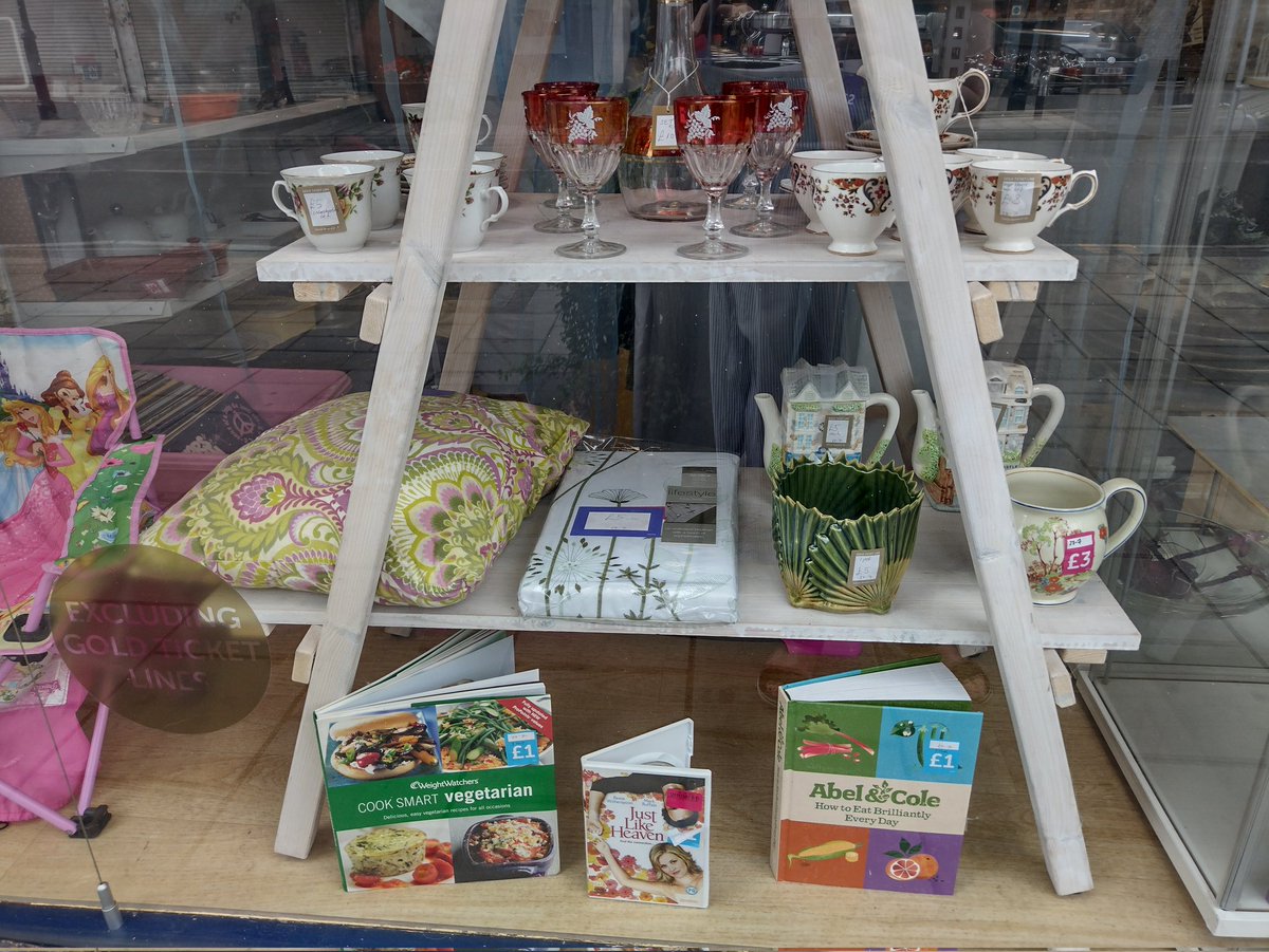 ElmParkShop's tweet photo. Today's window display.
#flowertheme #CRUK #WINDOWDISPLAY https://t.co/WkYfPNKuOr
