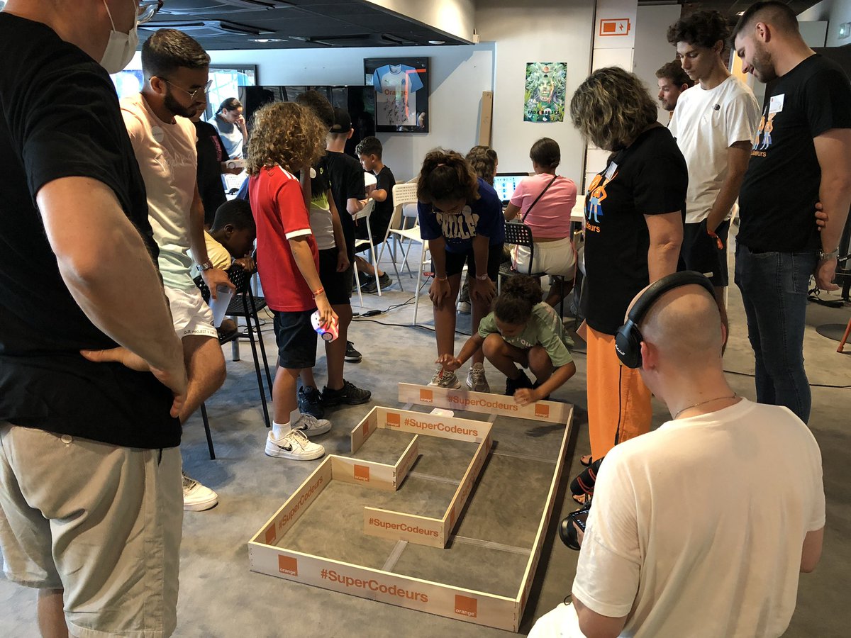 OrangePACA's tweet photo. [#OVSchool Saison 3]

 🤝 @OrangePACA &amp; @SynergieFamily lancent le 1er atelier du programme #OrangeDigitalCenter 

#SuperCodeurs 🤖💻 

L'occasion pour les minots de s'initier au codage de façon ludique &amp; d'appréhender les métiers de demain🚀 

#Numérique #PourTous https://t.co/SvGpgk34UI