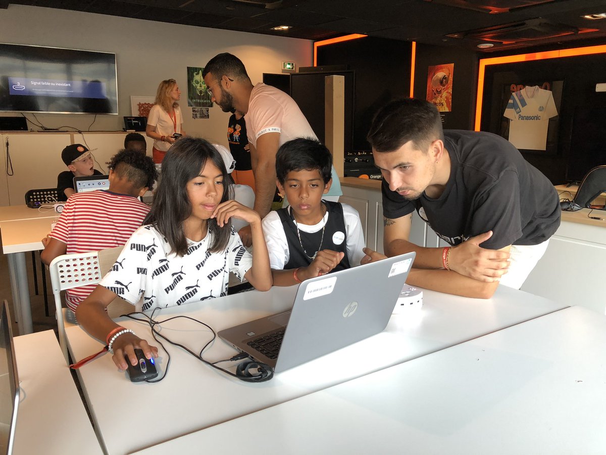 OrangePACA's tweet photo. [#OVSchool Saison 3]

 🤝 @OrangePACA &amp; @SynergieFamily lancent le 1er atelier du programme #OrangeDigitalCenter 

#SuperCodeurs 🤖💻 

L'occasion pour les minots de s'initier au codage de façon ludique &amp; d'appréhender les métiers de demain🚀 

#Numérique #PourTous https://t.co/SvGpgk34UI