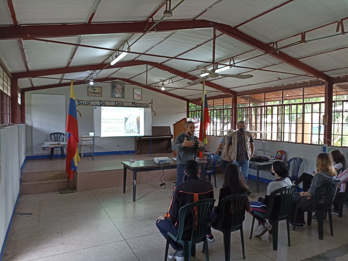 #Hoy taller dictado por el INE (Instituto Nacional de estadística) a estudiantes  que ingresarán a 5to año y sus representantes, nuestra  institución ha sido seleccionada como piloto para trabajar con el centro estadístico poblacional.