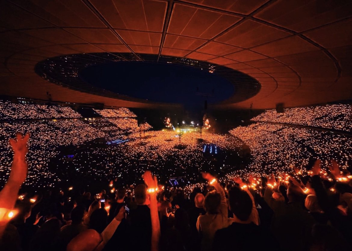 mascoldplay's tweet photo. Coldplay provocó un pequeño terremoto en Berlín con la canción 'A Sky Full of Stars' en su concierto debido a los 68,000 fans que se encontraban en el estadio. 

La frecuencia principal de 2 Hz coincide exactamente con las ondas registradas y el ritmo de la canción.  🤯 https://t.co/WtaQqJoYEL