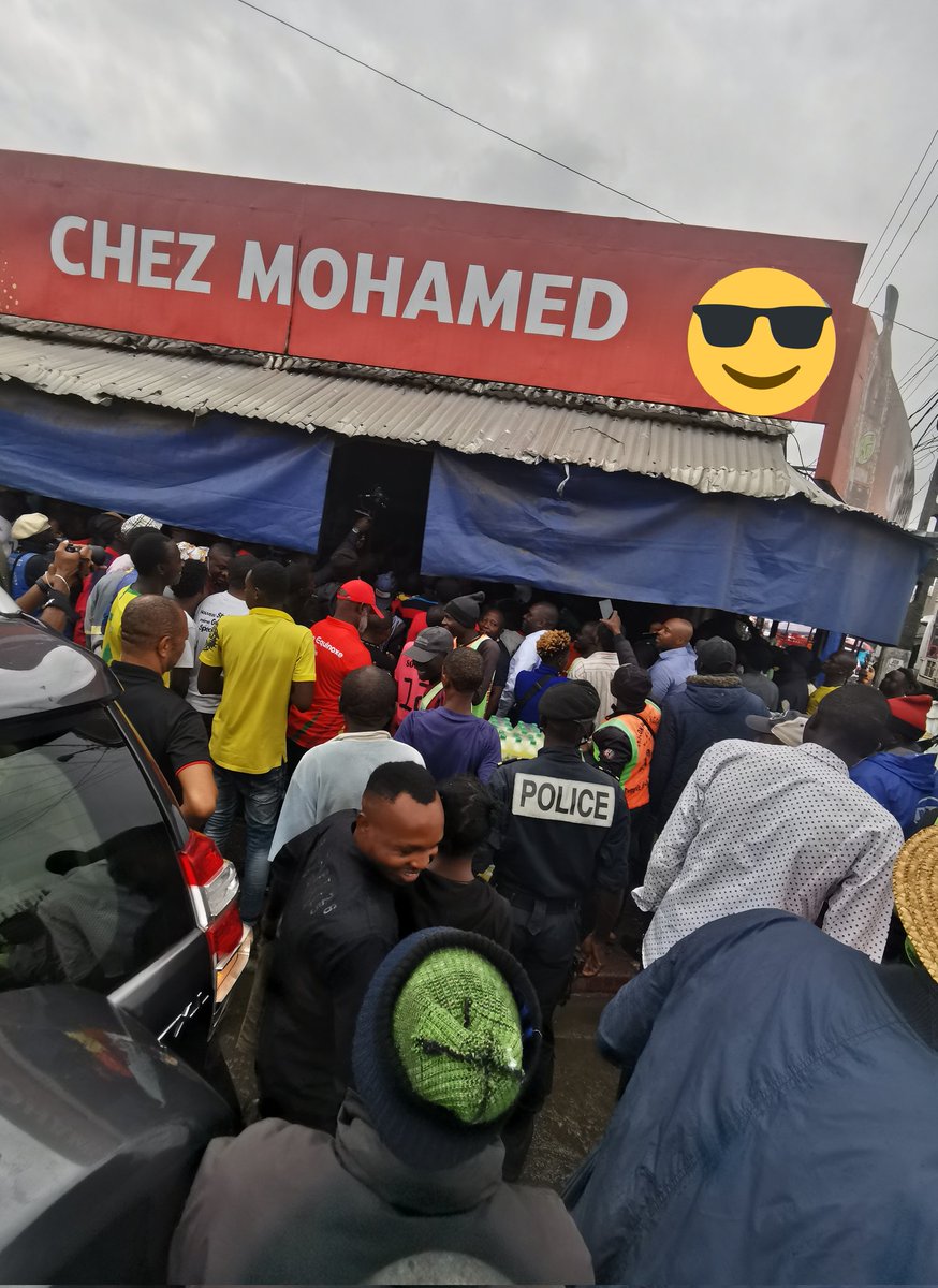 Ledawa's tweet photo. Aboubakar s'est rendu ensuite à New-Bell chez Mohamed, l'un des meilleurs revendeur des jus SPÉCIAL. La population l'a chaleureusement accueilli en chantant "ABOU CAPITAINE"...

#UCBbringsABOUToYou
#ABOUAtUCB
#ABOUavecUCB
#ABOUestSpecial
#LeCapiUnique https://t.co/a4LRb4dY2l