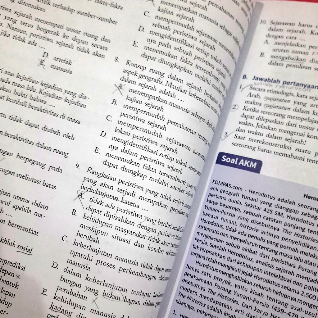 blairr_willows's tweet photo. [Belajar sejarah bab I]
;baca materi, recalling materi, ngerjain soal 😋 https://t.co/LWfZ603gri