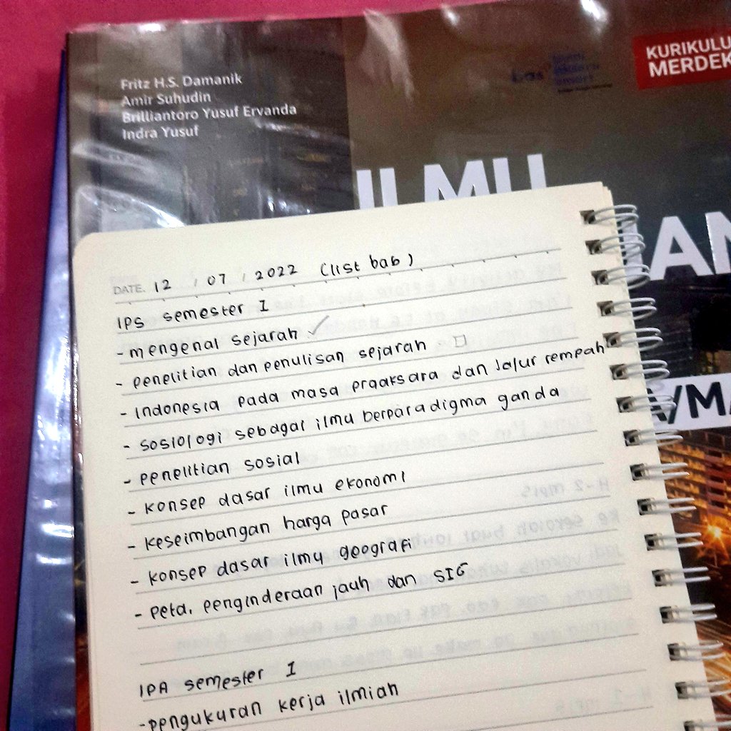 blairr_willows's tweet photo. [Belajar sejarah bab I]
;baca materi, recalling materi, ngerjain soal 😋 https://t.co/LWfZ603gri