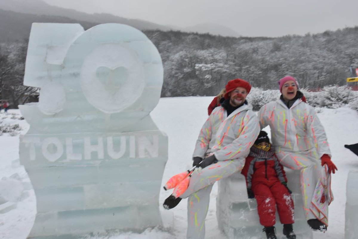 legismmartinez's tweet photo. celebrando bajo la nieve la bajada de antorchas y compartiendo con emprendedores locales, gastronómicos, deportistas y entusiastas de los deportes invernales.
#FiestaDelInvierno❄️
#MyriamMartinez https://t.co/bUU7wVG1Iq