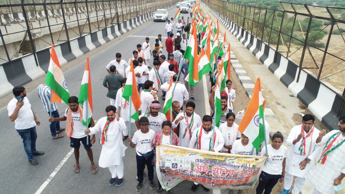 Surendr0032083's tweet photo. @IYC के राष्ट्रीय अध्यक्ष @srinivasiyc सर, @sheshnojha सर आपका तहेदिल से हम सभी #SSCGD2018 शुक्रिया अदा करता हूं।
आपने हम युवाओं के #पैदलमार्च नागपुर से दिल्ली के #39वें दिन मुरैना से धौलपुर 10KM हमारे साथ चलकर हम युवाओं का हौसला बढ़ाया।
सर आपकी तपस्या को सैल्यूट करता हूं।🙏🏻🙏🏻 https://t.co/kgEhRef8O1