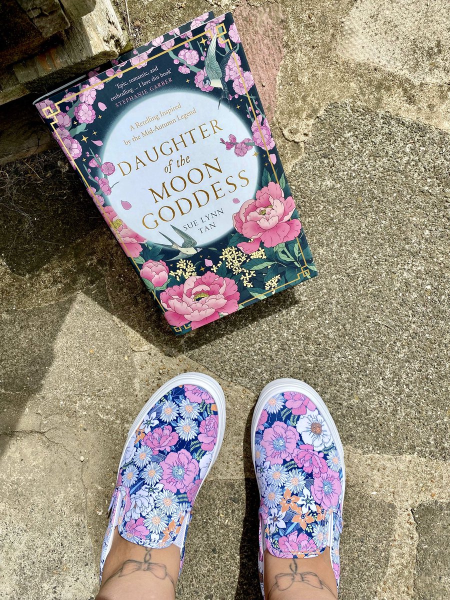 HoAn954's tweet photo. Could a pair of shoes @Vans match a book any more perfectly than these do? The answer is no 🌸 @SuelynnTan https://t.co/pwoHtJ4TEb