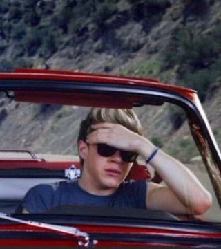 eyesofhlnlz's tweet photo. Me playing                      Everyone
1D song                              else https://t.co/fwL0DwJpFs