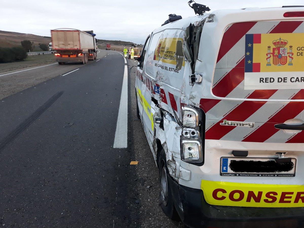 DGTes's tweet photo. Son muchas las 👷👷‍♀️que trabajan en la conservación de las carreteras. Su seguridad depende de ti🦺 🦺. Para evitar #atropellos y otros accidentes, cuando veas unas obras:

📌extrema la precaución👀
📌 reduce #velocidad 🚗
📌respeta la señalización 🚧
📌guarda #DistanciaLateral ↔️ https://t.co/6cGQ8IkdrF