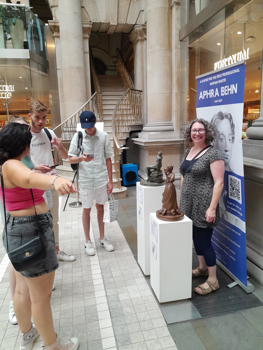 Simone wows French tourists with #AphraBehn at the Royal Exchange! @REXshopper @aphra @CantCommSoc @VisitCanterbury @MsSim40 @CanterburyBID  @eddieizzard