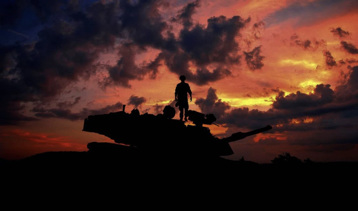 1stCavalryDiv's tweet photo. Can you guess what's under the silhouette? #TankTuesday
Photo by Sgt. Calab Franklin
#CAVLethal | #LiveTheLegend | #FirstTeam https://t.co/7qnfRpGZO7