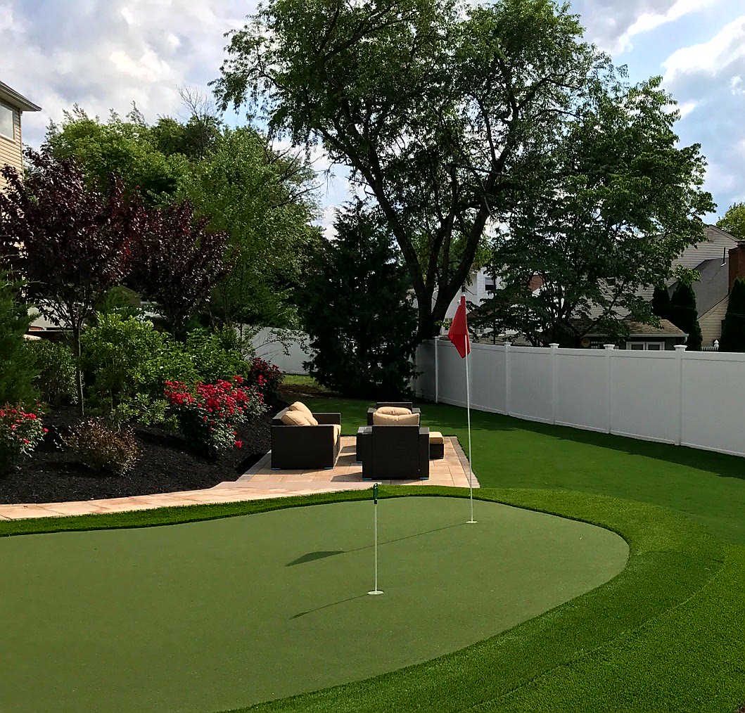 actglobalturf's tweet photo. This residential putting green is any golf fans dream 😍
As one of our premiere putting surfaces, Eagle is ideal for putting, short chip shots and indoor golf facilities!
#TurfscapeTuesday #sustainability #syntheticturf #golf #pga #artificialgrass #landscapedesign https://t.co/IB9ptAEMpw