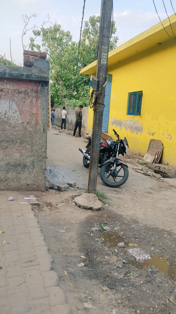 ms_rayeen01's tweet photo. @dmgonda2 @dmgonda2 
सर नमस्ते
सर आपसे निवेदन है कि रफी नगर मनकापुर में पंचायती मंदिर रोड के सामने एक गली गई है। उस गली में वहा पर लोग पेशाब (toilet) करने जाते है। उसी गली में महिलाए आती और जाती है।
उन लोगो को कितना भी मना करो नही मानते।
मुझे आशा है कि आप जरूर समाधान करेंगे। https://t.co/hSDRMlMGaK