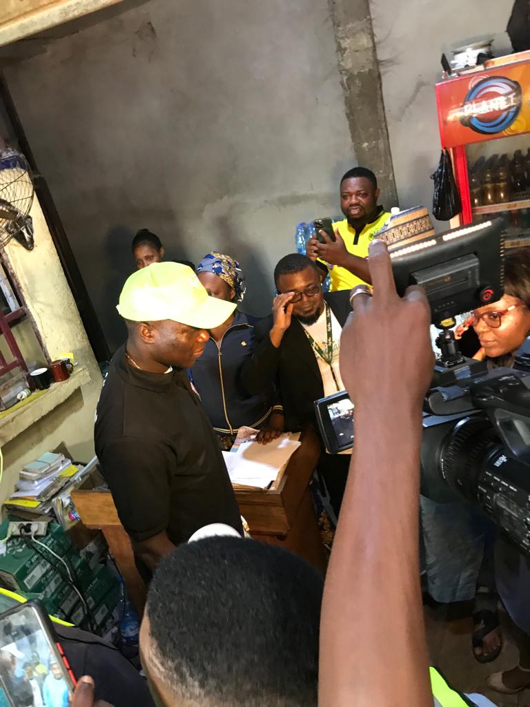 BorrinKamguia's tweet photo. Imaginez un peu, vous êtes dans votre boutique UCB et Aboubacar vient vous rendre visite. Comment allez vous réagir ? 

#UCBbringsAbouToYou
#AbouAtUCB
#AbouavecUCB
#AbouestSpecial
#Lecapiunique https://t.co/JE9MayZXpW https://t.co/kkEMQE5wno
