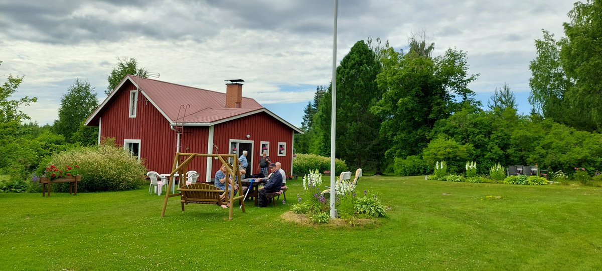 GoosOlli's tweet photo. Viitasaaren vanhustenkotiyhdistyksen kesäkokouksessa esittelemässä @SuvantoCare teknologiaa.

#maalaisidylliä #viitasaari #suvantocare #turvassakotona https://t.co/pLG0mXM7eg