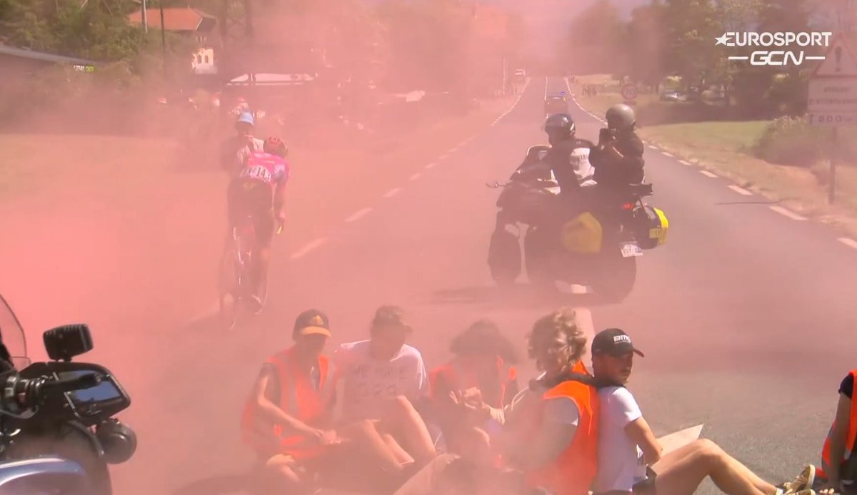 infociclismoo's tweet photo. 🤨La carrera ha sido neutralizada por una protesta en medio de la vía
🇫🇷 #TDF #TDF2022 https://t.co/6uRyOPQzAA
