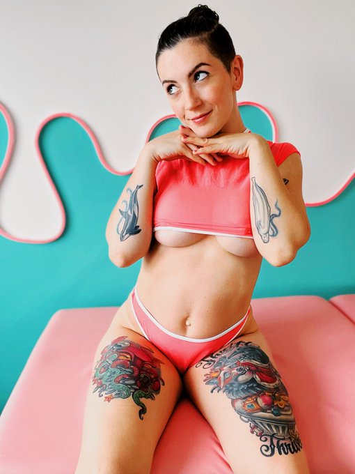 Magic mirror, on the wall, who has the cutest incall of all? https://t.co/QMXZ7QRoFy