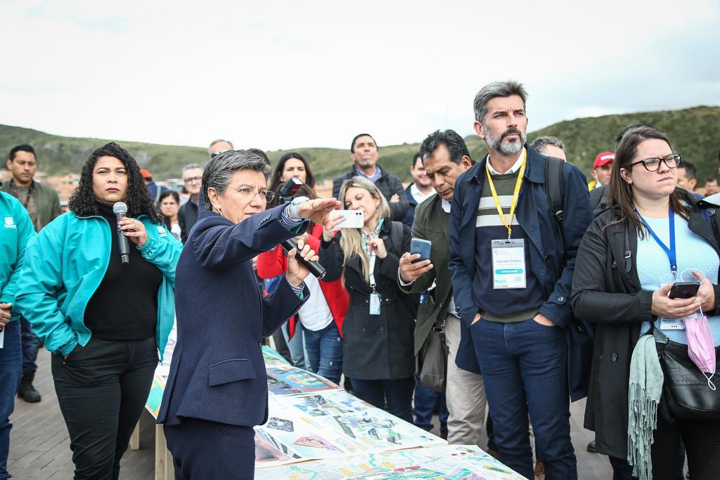 ClaudiaLopez's tweet photo. Llegamos con @CIDEU a Ciudad Bolívar, una localidad autoconstruida: su gente la hizo ladrillo a ladrillo y es un ejemplo de transformación social. Una muestra de esto son las urbanizaciones que han levantado, sus espacios culturales y la fuerte organización de su comunidad. https://t.co/9LskKnmWjc