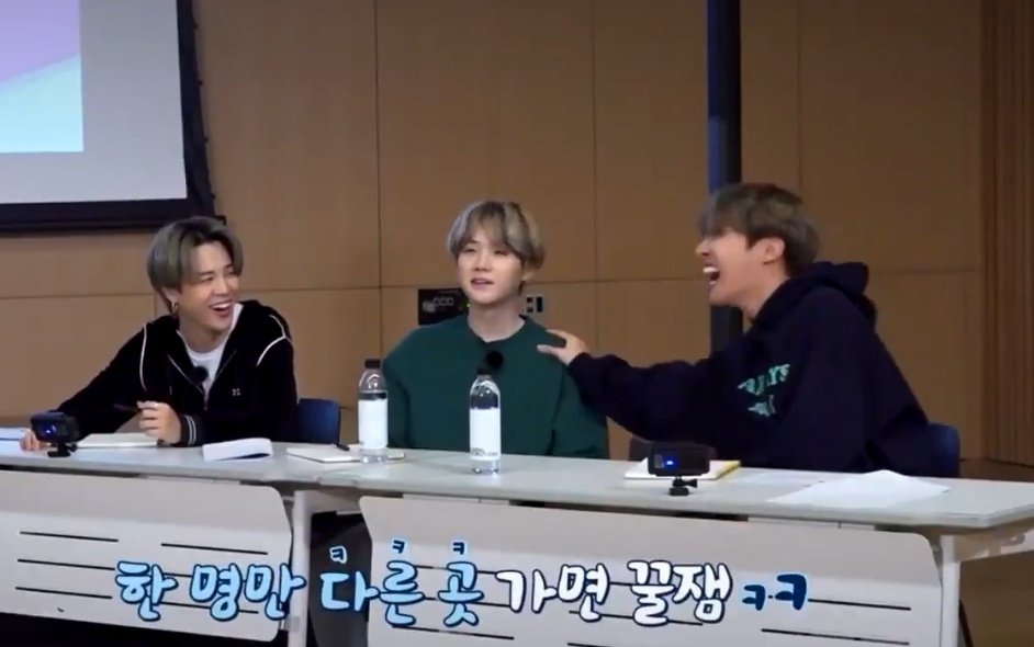 eternalhyyh's tweet image. If they were filming run bts, maybe it's the episode they suggested where they choose a place and all 7 have to meet up in that location?

That also ended with "What if 1 person goes somewhere else?"🤣

It's Jamsil Stadium here and we've got,
🐹🐰🐥🐨🐿

Tagged,
🐯

Missing,
🐱