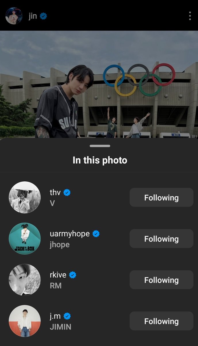 eternalhyyh's tweet image. If they were filming run bts, maybe it's the episode they suggested where they choose a place and all 7 have to meet up in that location?

That also ended with "What if 1 person goes somewhere else?"🤣

It's Jamsil Stadium here and we've got,
🐹🐰🐥🐨🐿

Tagged,
🐯

Missing,
🐱