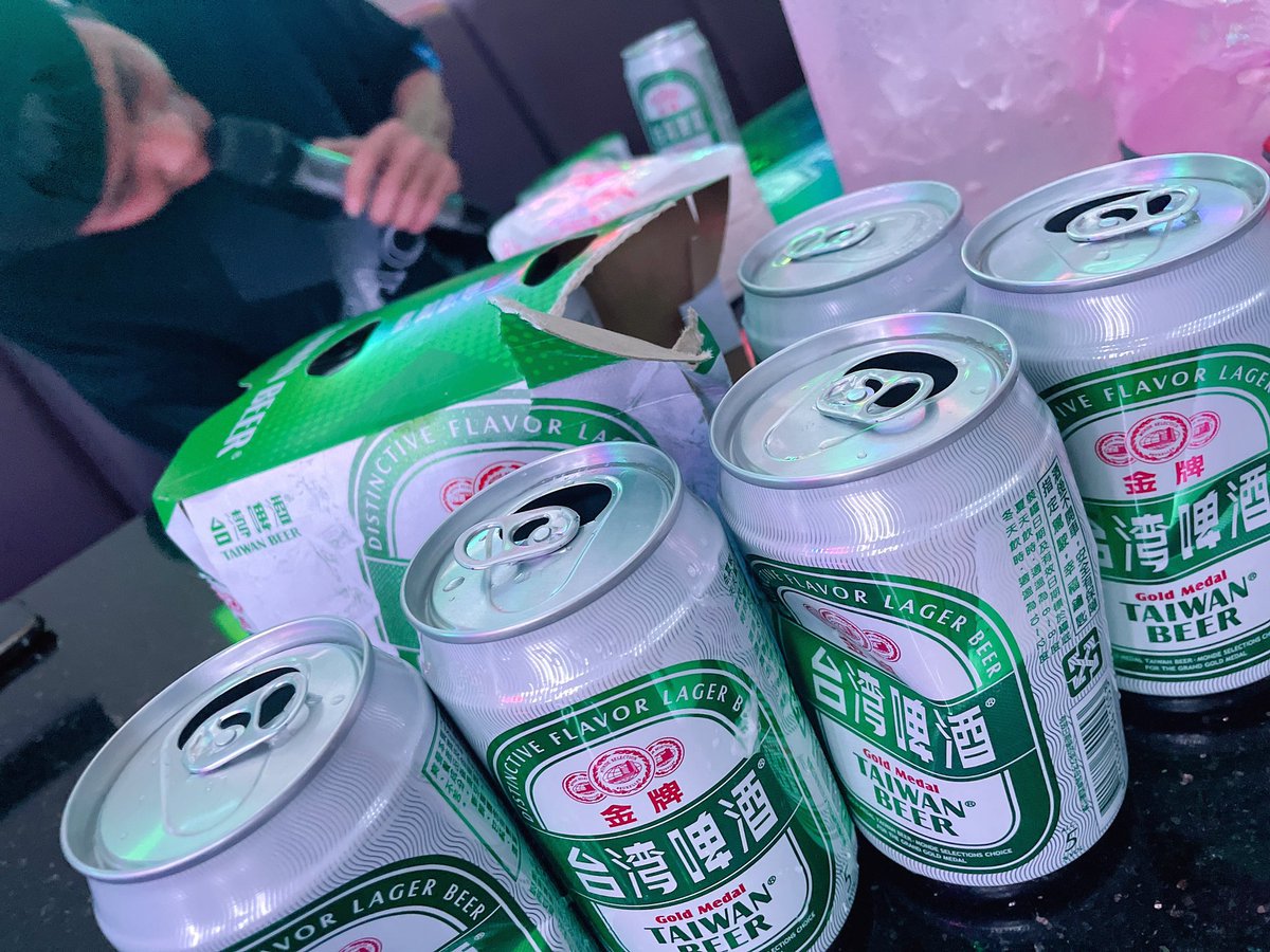 我們愛喝金牌👀
有人一樣嗎？！
娘娘才喝了4罐就過嗨了
Z的酒量越來越好了怎麼辦😂
#放鬆 #純唱歌喝酒局 #喝到掛 
#夫妻 #台中 #KTV