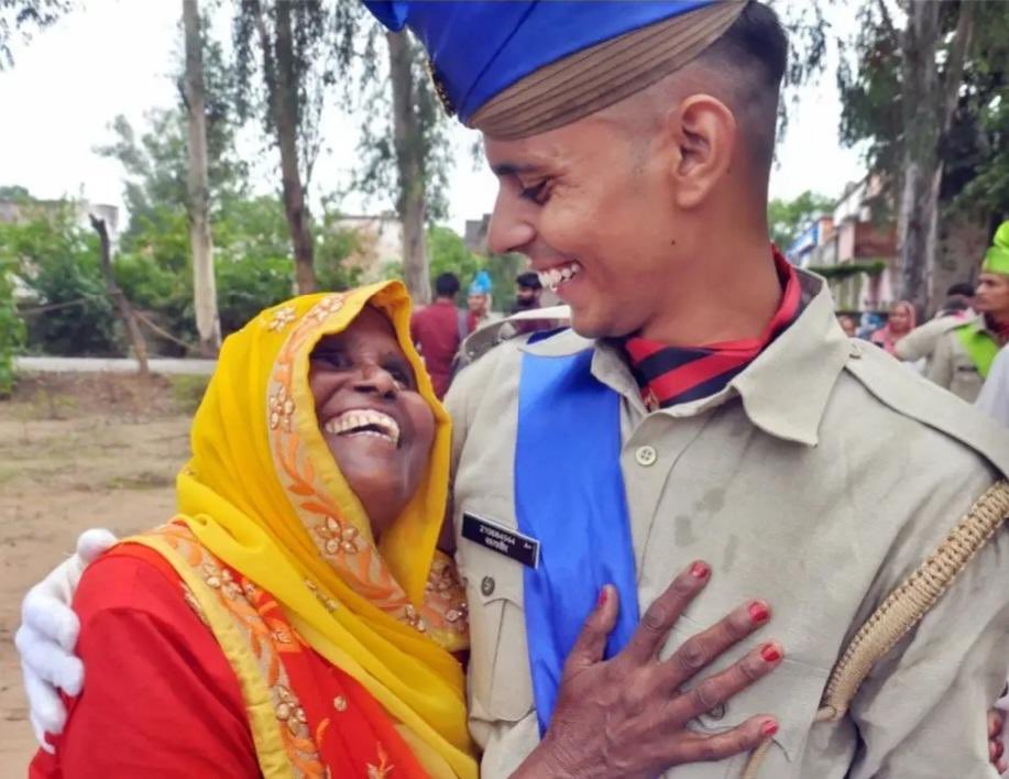 मुरादाबाद में पासिंग आउट परेड के बाद माँ और बेटा…❤️

#Training #UPPolice #PictureOfTheDay