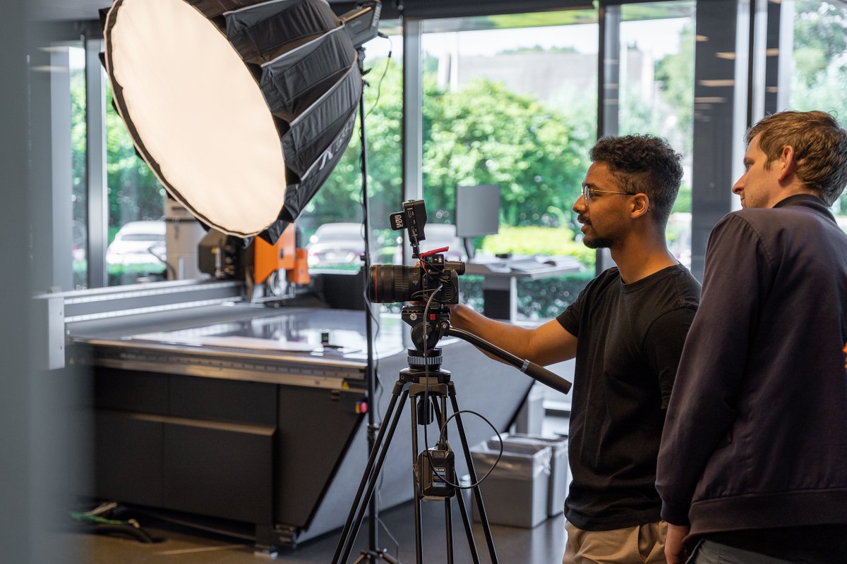 kongsbergpcs's tweet photo. Over the last two days, we've been filming some BRAND-NEW Tips &amp; Tricks videos of all the latest Kongsberg PCS technology. Make sure to keep an eye out on our social media pages. 👀
#KongsbergPCS #DigitalCutting #CuttingTables #PoP #SignAndDisplay https://t.co/sgV6aRZZFl
