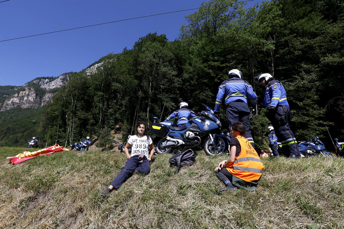 lequipe's tweet photo. La 10e étape du Tour de France est neutralisée, sept manifestants pour le climat ont barré la route en s'asseyant sur la chaussée.

Le direct : https://t.co/NZtADWtcRi #TDF2022 https://t.co/t4tCwSBwQy
