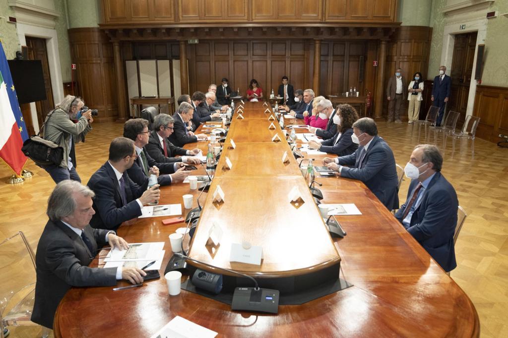 chiaragribaudo's tweet photo. Tavolo sul lavoro Governo-sindacati, 14 uomini e 2 donne. 

POV: la ripartenza del Paese dipende dell'occupazione femminile e giovanile. https://t.co/sjIpzM4xIm