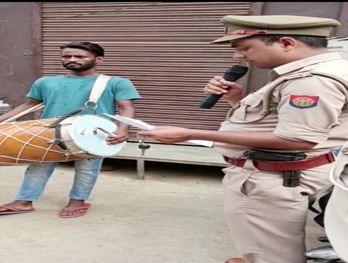 moradabadpolice's tweet photo. गैंगस्टर अपराधी/माफिया मुल्ला आसिम द्वारा अवैध रूप से अर्जित सम्पत्ति कीमत 22,95,552/- रुपये (बाइस लाख पिच्चानवे हजार पाँच सो बावन रुपये) को थाना नागफनी @moradabadpolice ने किया कुर्क।

#UPPolice https://t.co/NeTQ8jb2Vq