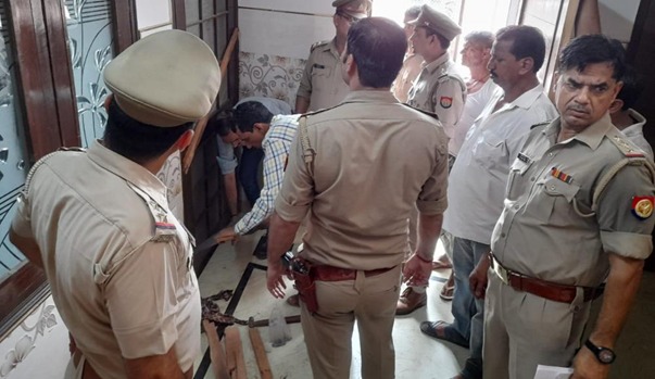 moradabadpolice's tweet photo. गैंगस्टर अपराधी/माफिया मुल्ला आसिम द्वारा अवैध रूप से अर्जित सम्पत्ति कीमत 22,95,552/- रुपये (बाइस लाख पिच्चानवे हजार पाँच सो बावन रुपये) को थाना नागफनी @moradabadpolice ने किया कुर्क।

#UPPolice https://t.co/NeTQ8jb2Vq