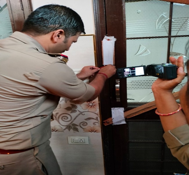 moradabadpolice's tweet photo. गैंगस्टर अपराधी/माफिया मुल्ला आसिम द्वारा अवैध रूप से अर्जित सम्पत्ति कीमत 22,95,552/- रुपये (बाइस लाख पिच्चानवे हजार पाँच सो बावन रुपये) को थाना नागफनी @moradabadpolice ने किया कुर्क।

#UPPolice https://t.co/NeTQ8jb2Vq