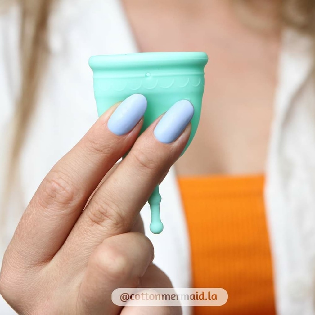 Copasmenstrual2's tweet photo. Es posible usar la copa menstrual cuando llevas las uñas largas 💅

Te damos algunos tips:

👉🏼Lávate muy bien las manos y con un cepillo debajo de las uñas antes de empezar

👉🏼No sujetes la copa con las yemas de tus dedos, sino con la punta de las uñas y trata de que 🔜 https://t.co/A61vYsWS1u