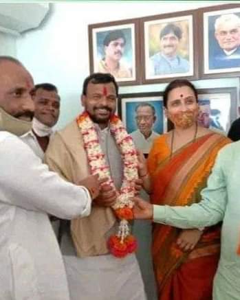 gaikwadpramod11's tweet photo. @ChitraKWagh @ChDadaPatil @BJP4Maharashtra @bjp4solapur ताई नी देशमुख यांचा सत्कार सुद्धा केला आहे..! यांनी विवाहित असूनही महिलेला त्रास दिला तिचा छळ केला त्याच व्यक्तीचा जेव्हा सत्कार ताई च्या हस्ते झाला असेल तेव्हा जास्त काय बोलावं ? 

ताई आता थोबाड फोडण्यासाठी जातील की नाही पाहावे लागेल की पक्ष म्हणून मूग गिळून गप्प बसतील ? https://t.co/9dOjDa0T2K